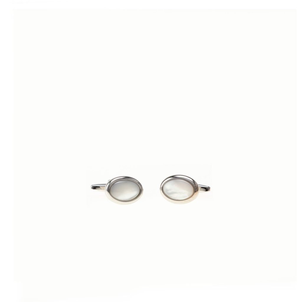 Gemelli Ovali con Madreperla: eleganti gemelli in argento con intarsi ovali in madreperla su sfondo bianco.