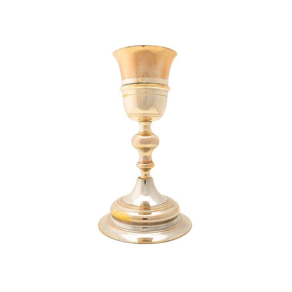 Il Calice Classico Semplice, caratterizzato da accenti d'argento e d'oro con un'ampia base e un gambo ornato, è elegantemente posizionato su uno sfondo bianco.