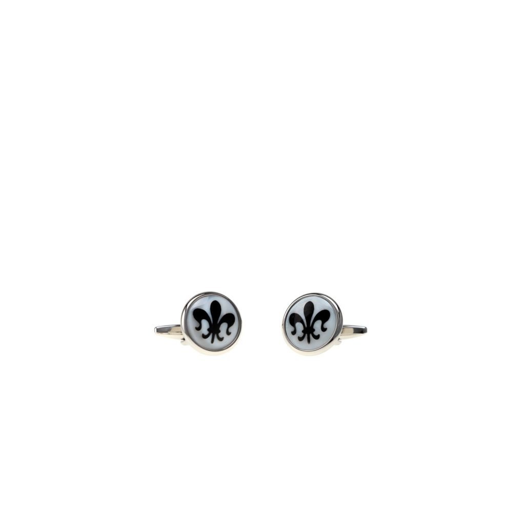 Coppia di gemelli Gemelli con Giglio Smaltato, di forma tonda con motivi a forma di fleur-de-lis neri su sfondo bianco.