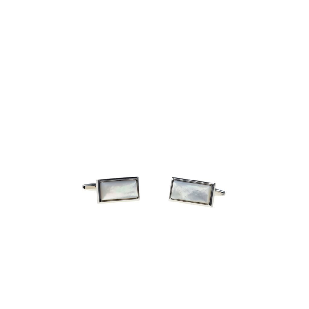 Gemelli quadrati in argento con superficie in madreperla chiara e iridescente (Gemelli Quadrati con Madreperla) su sfondo bianco.