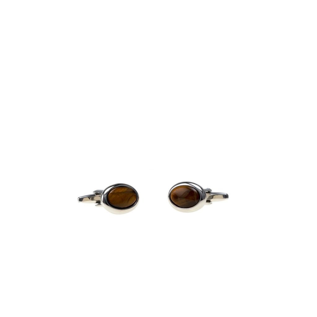 Coppia di gemelli Gemelli Ovali con Occhio di Tigre con pietre ovali di occhio di tigre marrone incastonate in argento, su sfondo bianco.