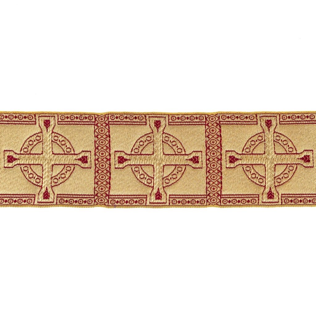 Gallone Disegno Croce Celtica: rivestimento in tessuto oro e rosso con un motivo a croce ripetuto e motivi circolari, ispirato ai tradizionali disegni della croce celtica.