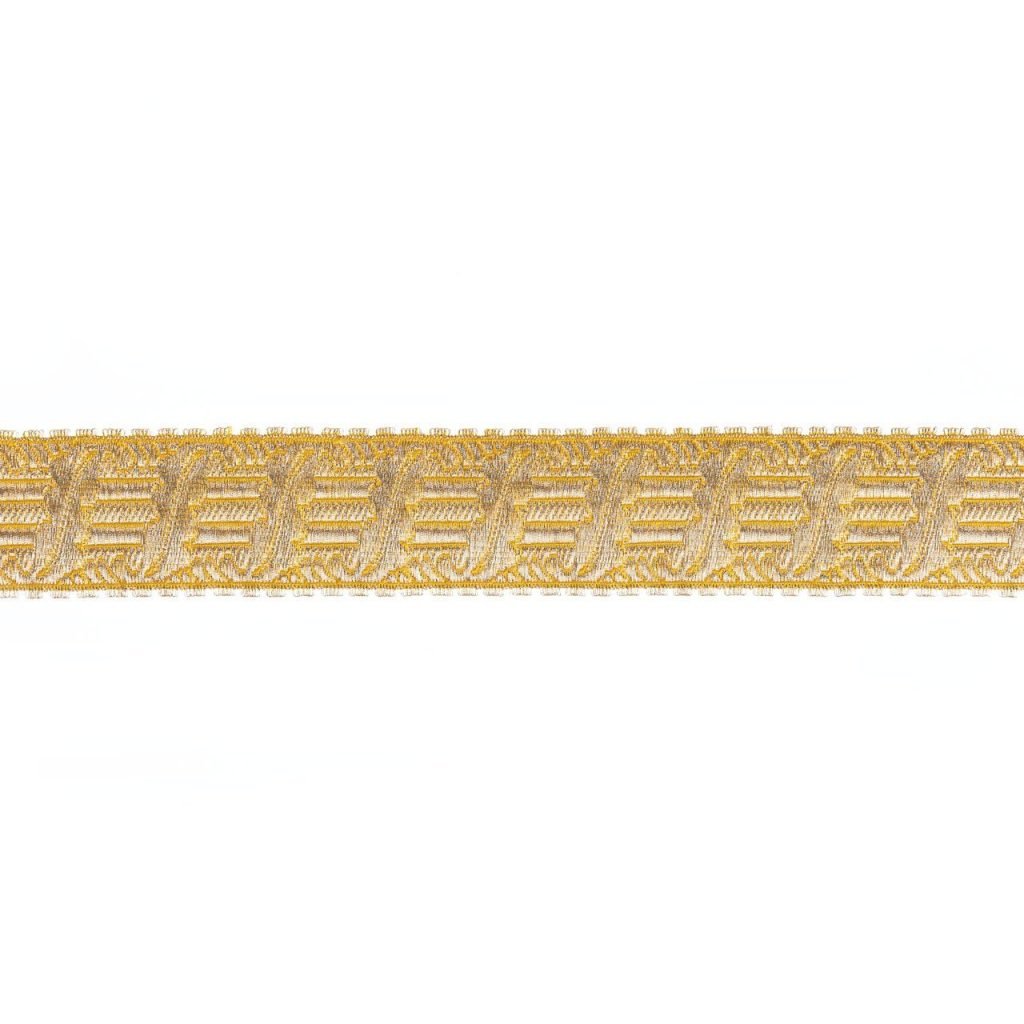 Il rivestimento decorativo Gallone e Pedino Arpa presenta un intricato motivo intrecciato in oro e beige su sfondo bianco.