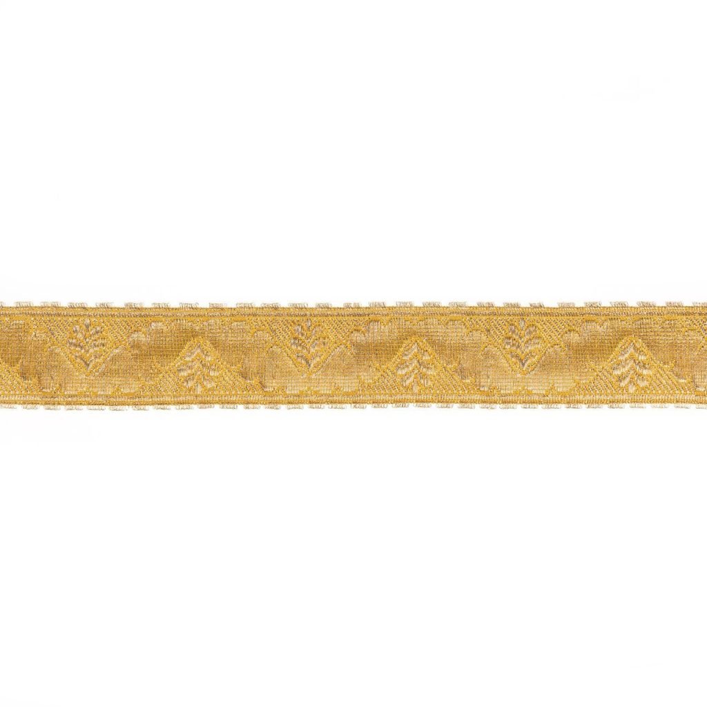 Gallone e Pedino Nastro: pizzo decorativo con motivo a foglia d'oro su sfondo bianco, ideale per lavori artigianali eleganti e accenti di stile.
