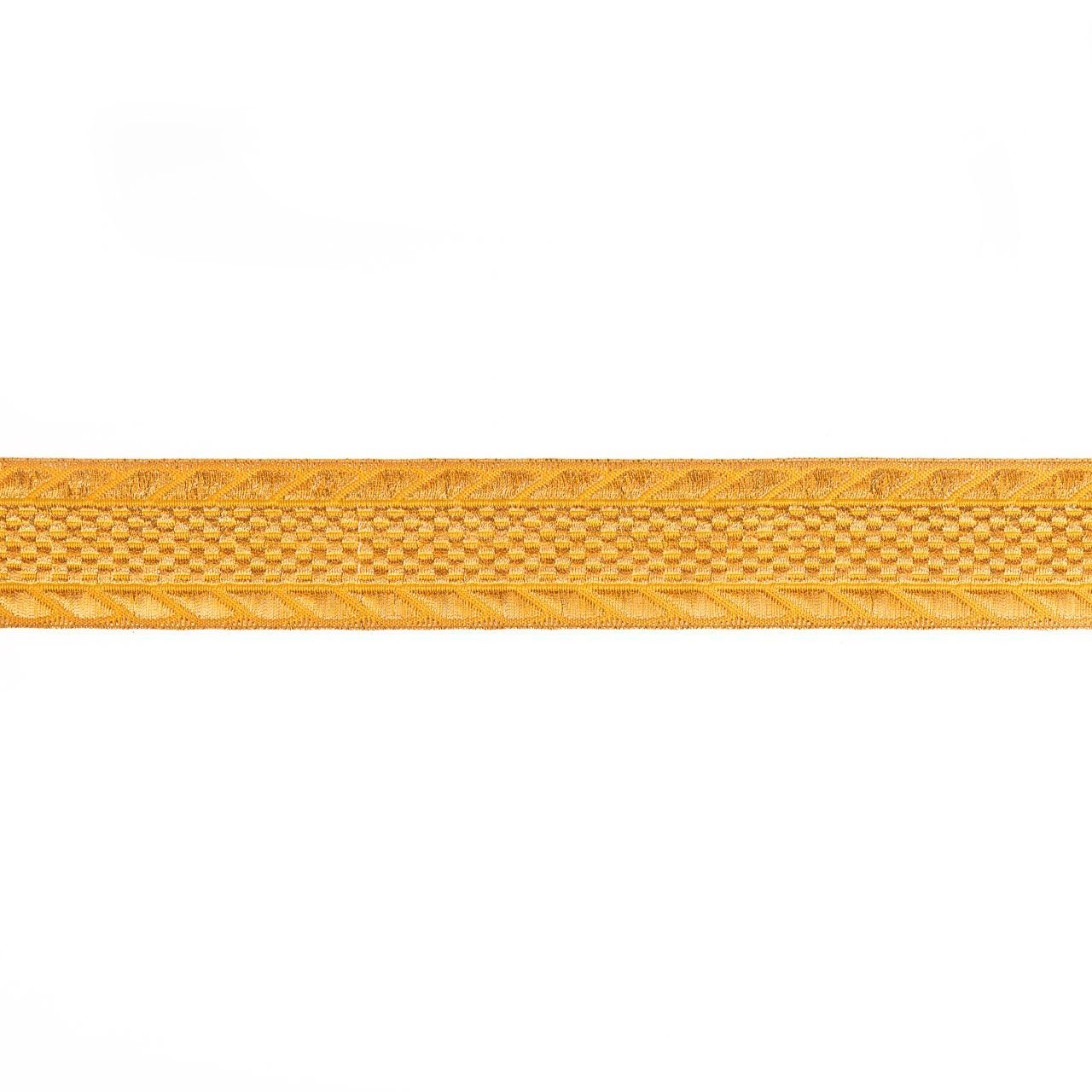 Gallone e Pedino Lastrina: nastro decorativo dorato con motivi intricati su sfondo bianco.