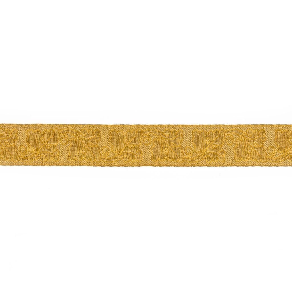 Gallone e Pedino Quercia è caratterizzato da finiture decorative dorate con un motivo ornato e ripetuto su sfondo bianco.