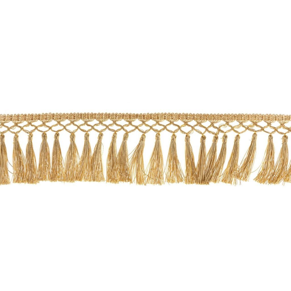 Frangia a Fiocchetti: decorazione dorata con nappe appese in fila su sfondo bianco.