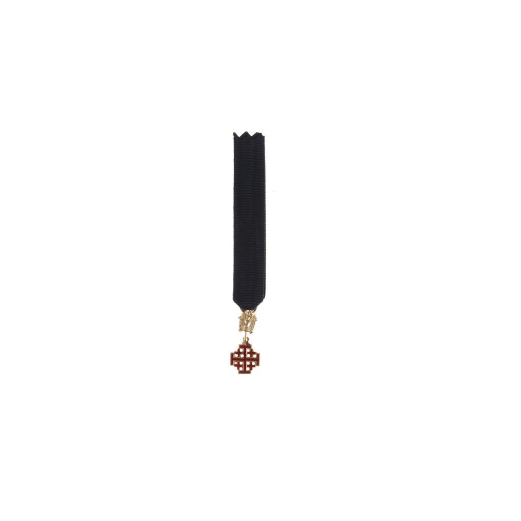 La Miniatura per Cavaliere Ordine Santo Sepolcro, una medaglia con croce d'oro e rossa, è appesa a un lungo nastro nero su sfondo bianco.