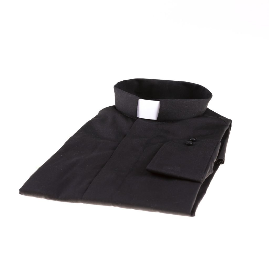 Una Camicia Grigia o Nera con Collo Sacerdote ripiegata con un colletto bianco è visualizzata su uno sfondo bianco.