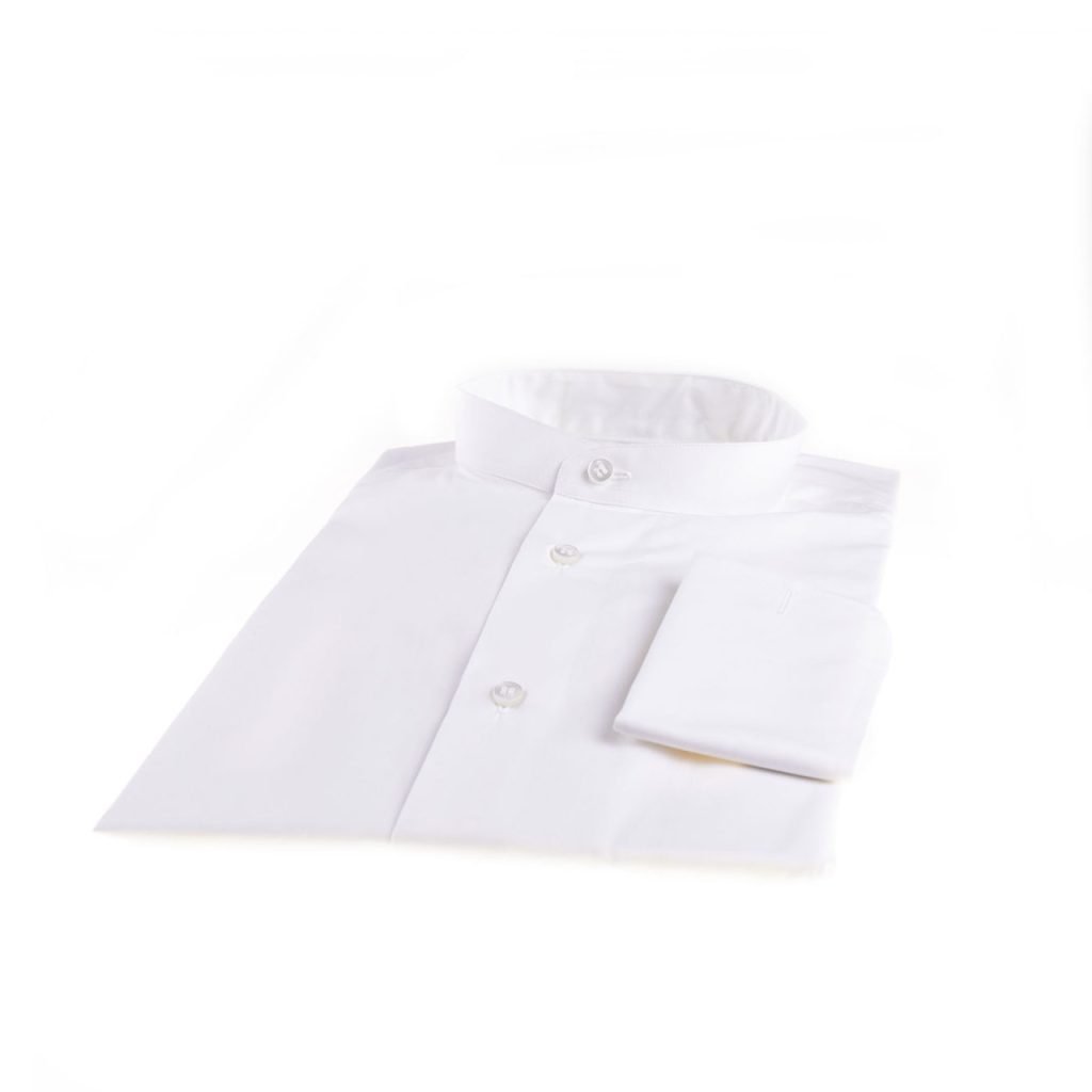 Camicia con Collo a Cinturino di colore bianco, ordinatamente piegata, con colletto rigido e abbottonatura sul davanti, su sfondo bianco.