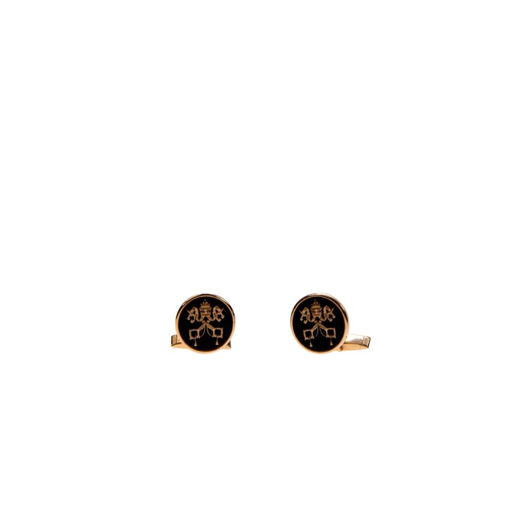 Gemelli in argento dorato smaltati con facce circolari nere e intricati disegni in oro, elegantemente esposti su sfondo bianco.