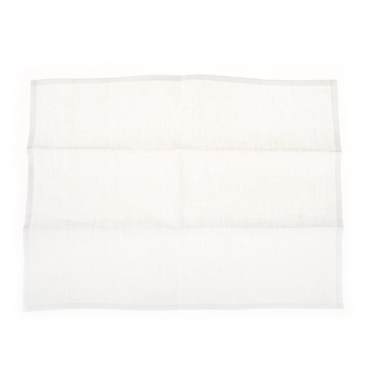 Un tovagliolo Manutergi ben piegato, semplice e bianco, poggia su uno sfondo bianco.