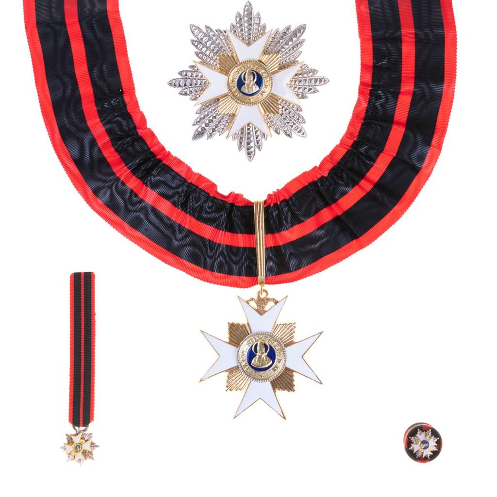 Set Decorazione per Grand'Ufficiale Ordine San Silvestro Papa con stella, croce, nastro e spilla nei colori nero, rosso e bianco, dettagli oro e blu.