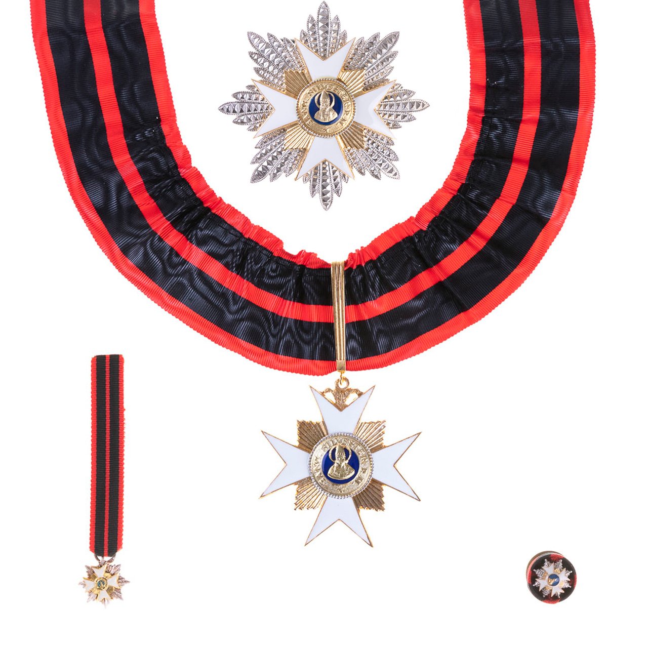 Set Decorazione per Grand'Ufficiale Ordine San Silvestro Papa con stella, croce, nastro e spilla nei colori nero, rosso e bianco, dettagli oro e blu.
