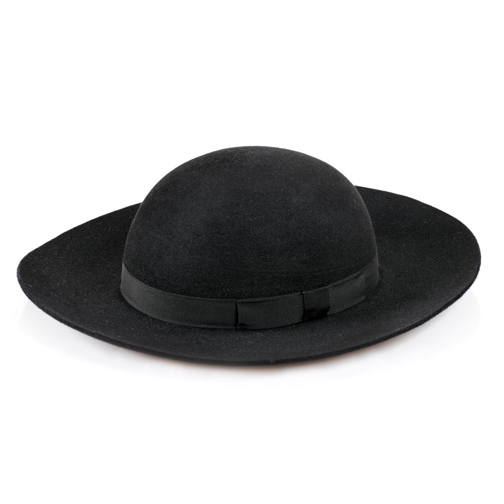 Il Cappello Romano (Saturno) in Feltro è caratterizzato da una tesa larga, una corona arrotondata e una fascia di nastro nero, che evocano lo stile senza tempo del classico cappello saturno.