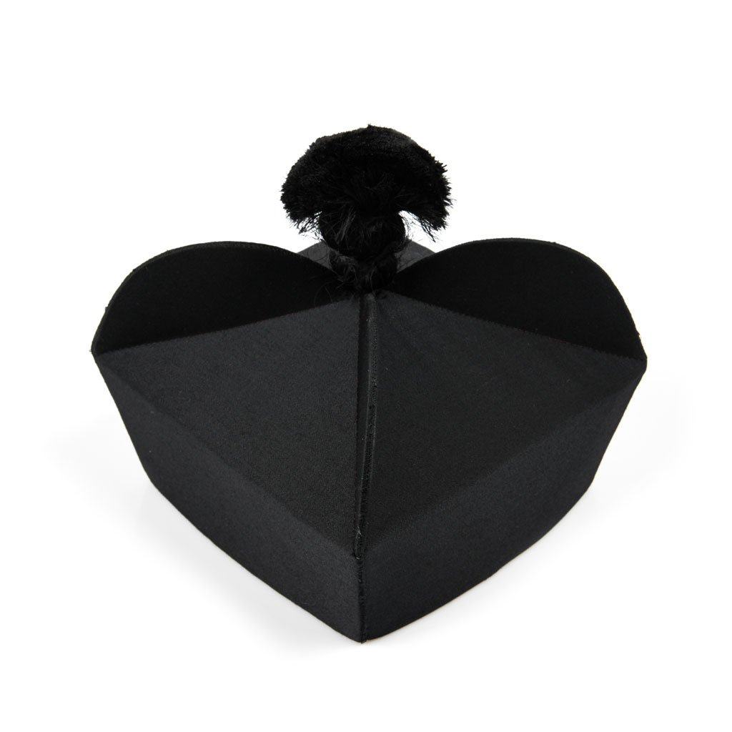 Una scatola nera a forma di cuore sormontata da un soffice pon-pon nero, ispirata all'accessorio Berretta in Lana con Fiocco.