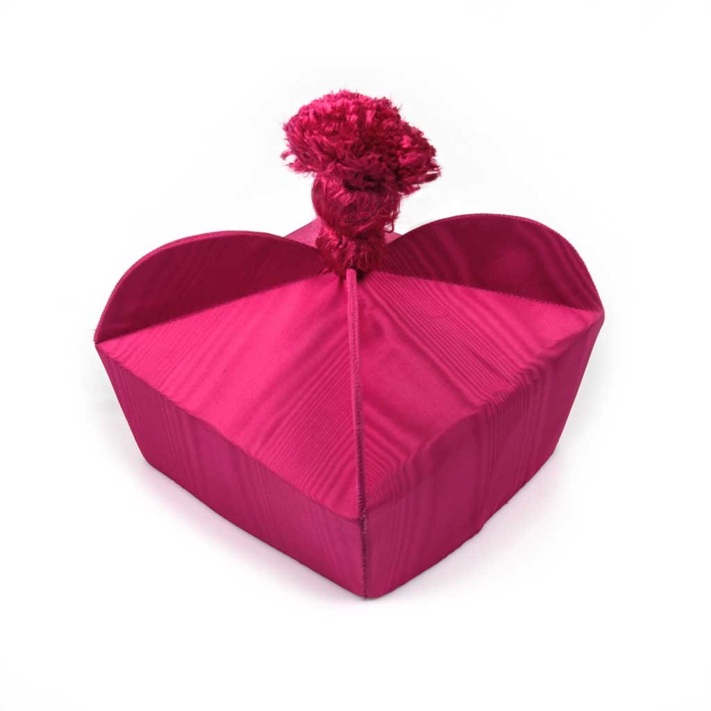 Cappello Berretta Moiré in Seta con Fiocco rosa con un grande pompon in cima, su sfondo bianco.