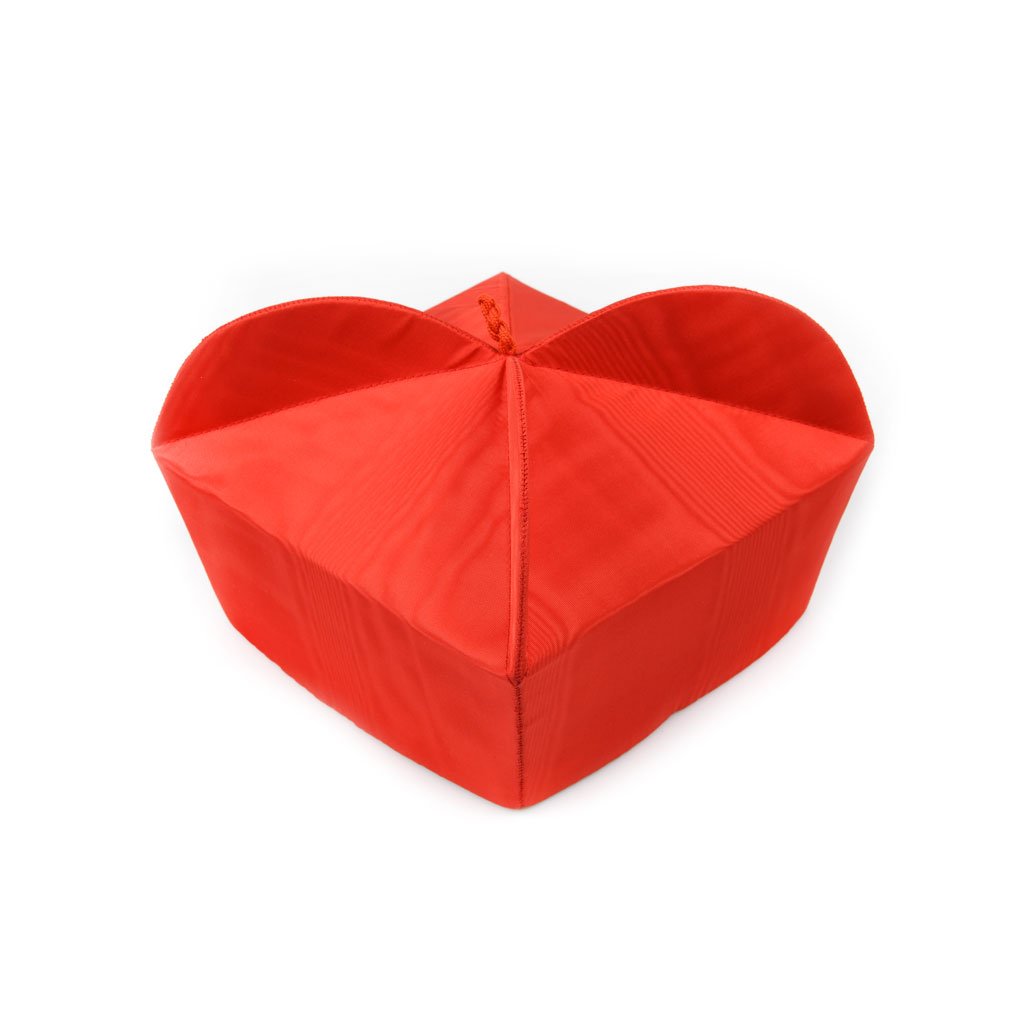 Il Berretta Moiré Senza Fiocco è un cappello di carta rossa a forma di vescovo, ispirato al classico stile berretta seta moiré, visualizzato su sfondo bianco.