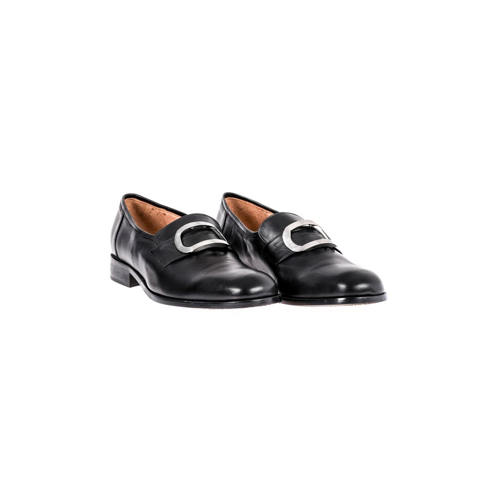 Scarpa Ecclesiastica in Pelle con Fibbia: Mocassini in pelle nera con fibbie argentate, ispirati al design tradizionale delle calzature ecclesiastiche, su sfondo bianco.