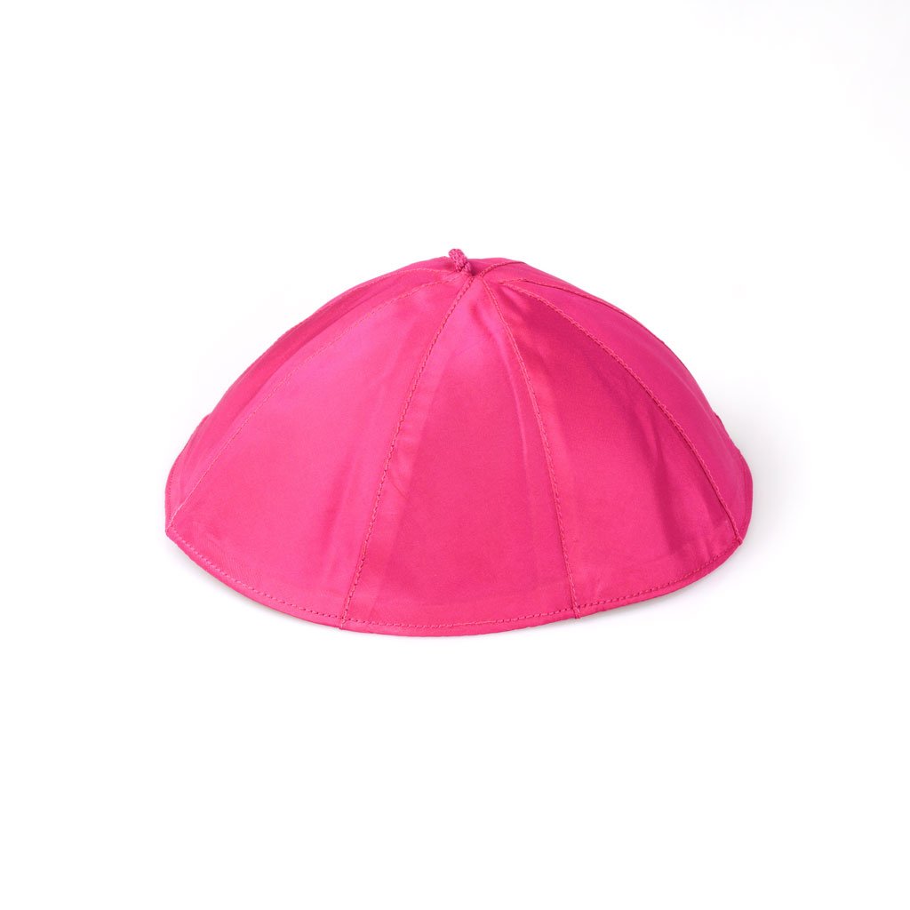 Uno Zucchetto Seta (kippah/timoniera) rosa acceso è visualizzato su uno sfondo bianco.