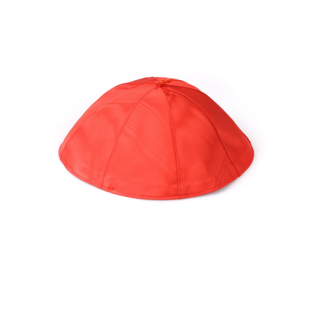 Lo Zucchetto Seta Moiré è una kippah di colore rosso vivo realizzata in un lussuoso tessuto seta moiré su sfondo bianco.