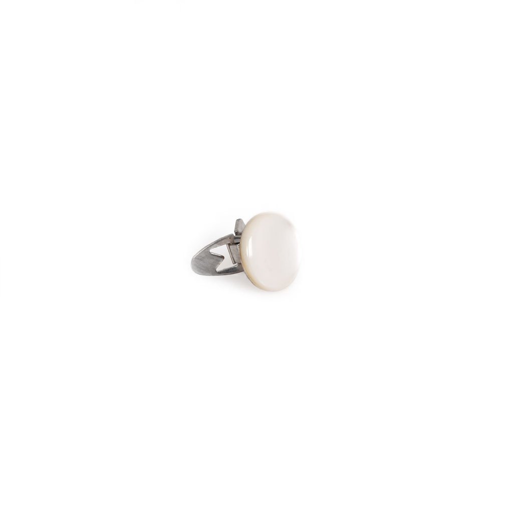 Il Bottone Retrocollo 2 Ali in Madreperla è un anello in argento con una perla bianca rotonda sulla sommità, in bella mostra su uno sfondo bianco.
