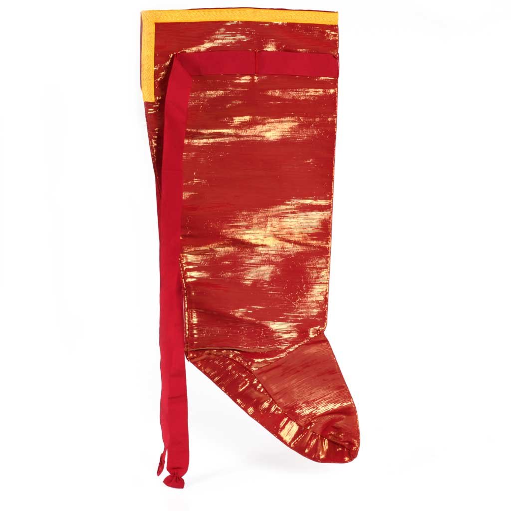 I Calzari Pontificali sono una calza natalizia rossa e oro lucido, con un lungo nastro rosso e finiture gialle, ispirata all'eleganza dei tradizionali calzari pontificali.