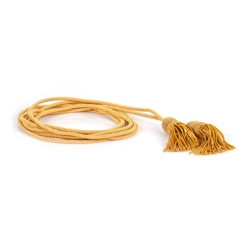 Il Cingolo Fiocco Cupola, un cordone arrotolato giallo oro con nappe alle due estremità in stile Sartoria Gammarelli, esposto su sfondo bianco.