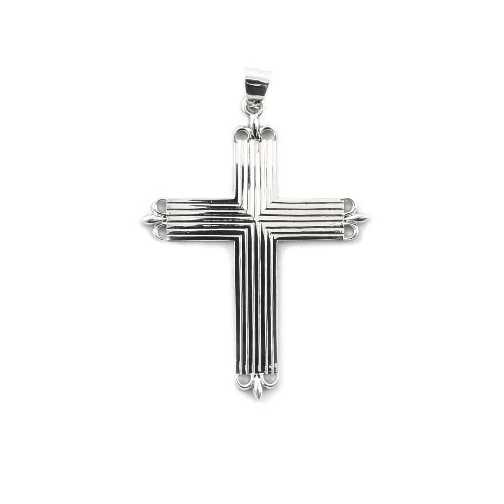 La Croce Pettorale Modello Righine in Argento è un ciondolo a forma di croce in argento con scanalature verticali e orizzontali e piccoli dettagli ad anello ad ogni estremità, ispirato al classico stile della croce pettorale.