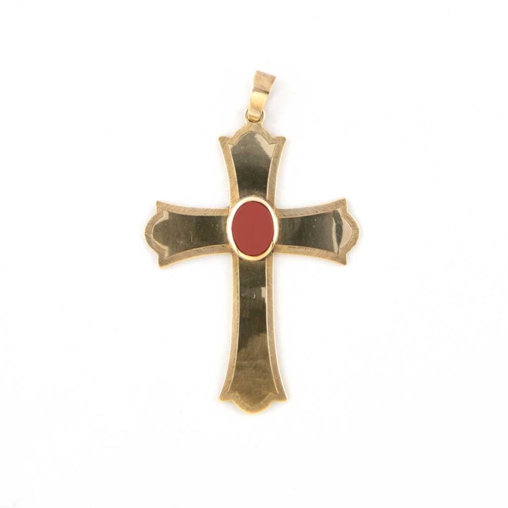 Croce Pettorale in Argento Dorato con Corniola: croce pettorale in argento placcato oro con gemma centrale in corniola rossa, su sfondo bianco.