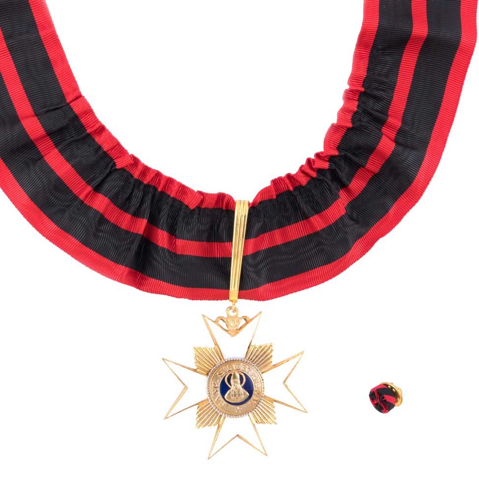 Medaglia d'oro a forma di stella con nastro nero e rosso, più una spilla abbinata, della "Decorazione per Commendatore Ordine San Silvestro Papa", che onora il titolo di Commendatore Silvestro.