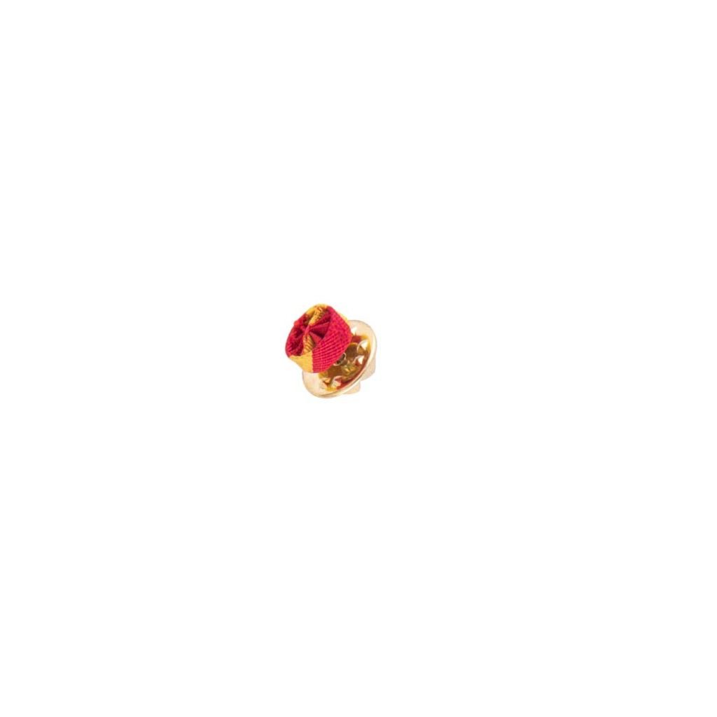 La Rosetta per Cavaliere dell'Ordine di San Gregorio Magno, un anello d'oro con un disegno decorativo rosso e oro sulla parte superiore, su sfondo bianco.