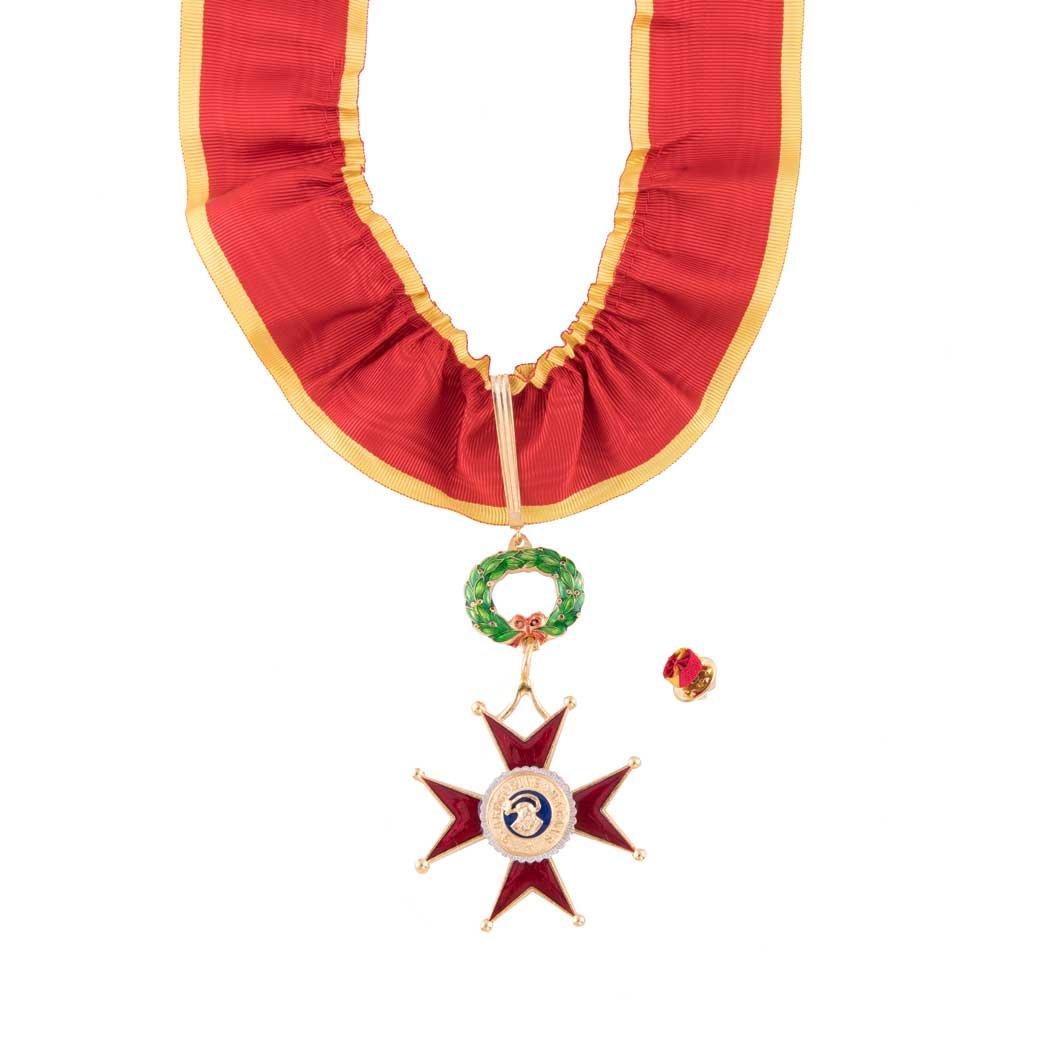 Un nastro rosso e oro con una medaglia a forma di stella, che rappresenta la Decorazione per Commendatore Ordine San Gregorio Magno, è mostrato insieme a una spilla abbinata.
