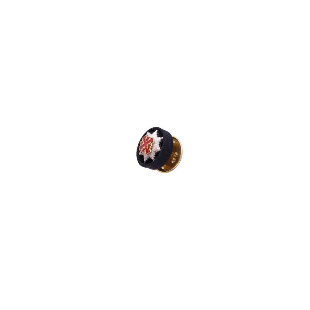 La decorazione per Cavaliere di Gran Croce dell'Ordine del Santo Sepolcro è una piccola spilla rotonda con un emblema rosso e oro su sfondo nero, fissato su un supporto dorato.