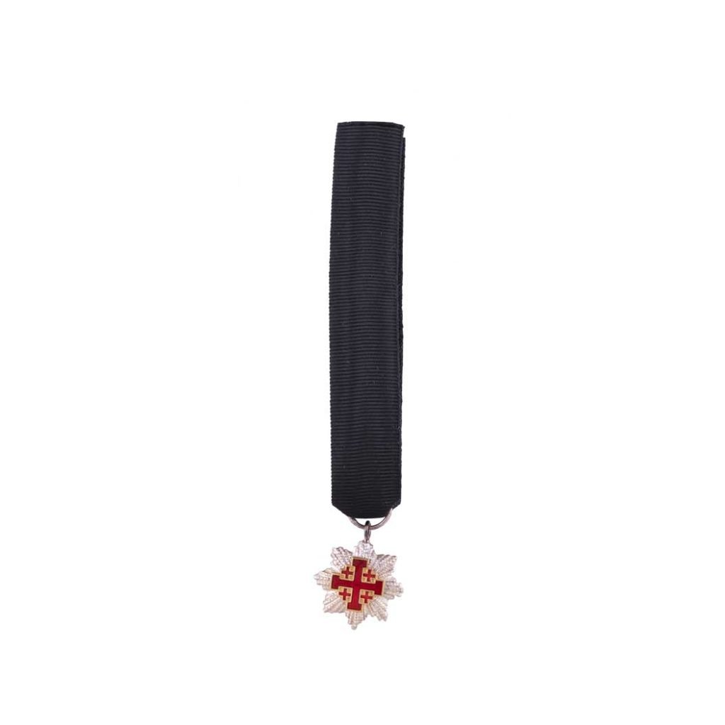 Decorazione per Cavaliere di Gran Croce Ordine Santo Sepolcro: medaglia con un lungo nastro nero e un pendente a forma di stella con una croce rossa al centro.