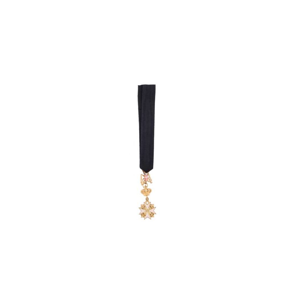 Una Miniatura per Cavaliere Grazia Magistrale S.M.O.M. con medaglia a forma di stella d'oro e nastro nero su sfondo bianco.