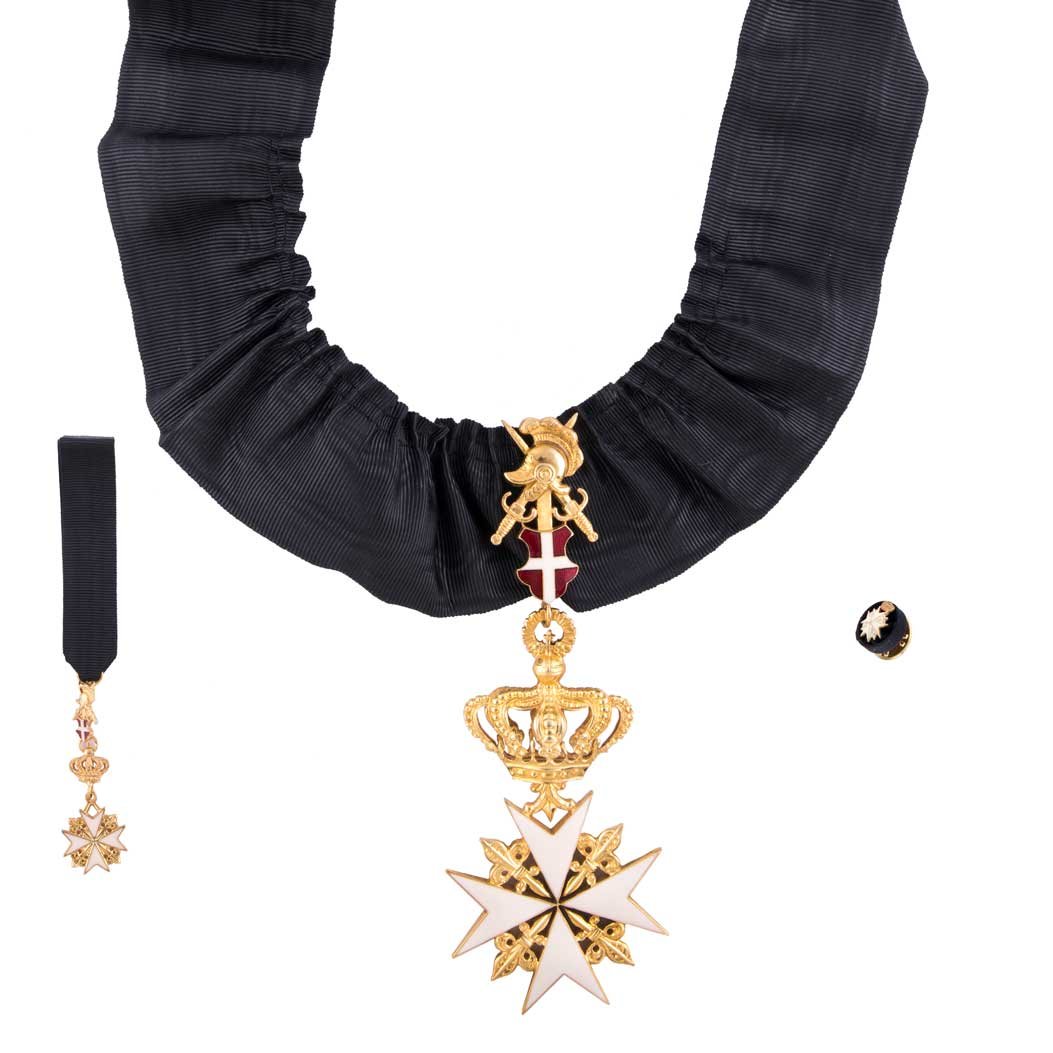 Decorazione per Cavaliere Grazia e Devozione S.M.O.M.: medaglia con croce di Malta bianca e oro con nastro nero, spilla e medaglia più piccola abbinata.