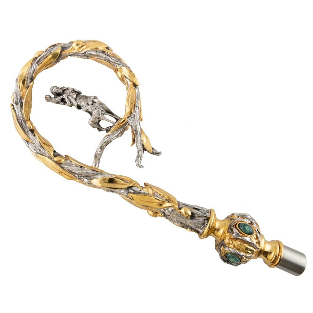 Il Pastorale modello Buon Pastore è un pastorale vescovile in oro e argento con disegno di drago e accenti turchesi.