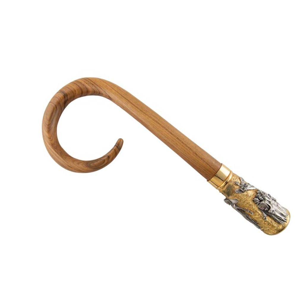 Il Pastorale in Legno Cesellato è un bastone in legno curvato con manico in argento e oro ornato da intricati disegni.