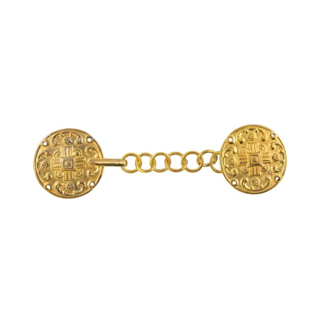 Il Ganci per Piviale Romano è una chiusura decorativa in oro con due estremità rotonde ornate collegate da una corta catena.