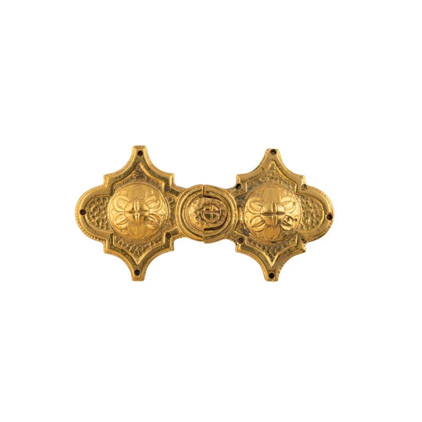 Ganci per Piviale Margherita: chiavistello ornato in oro con motivi floreali decorativi e serratura circolare centrale, su sfondo bianco.