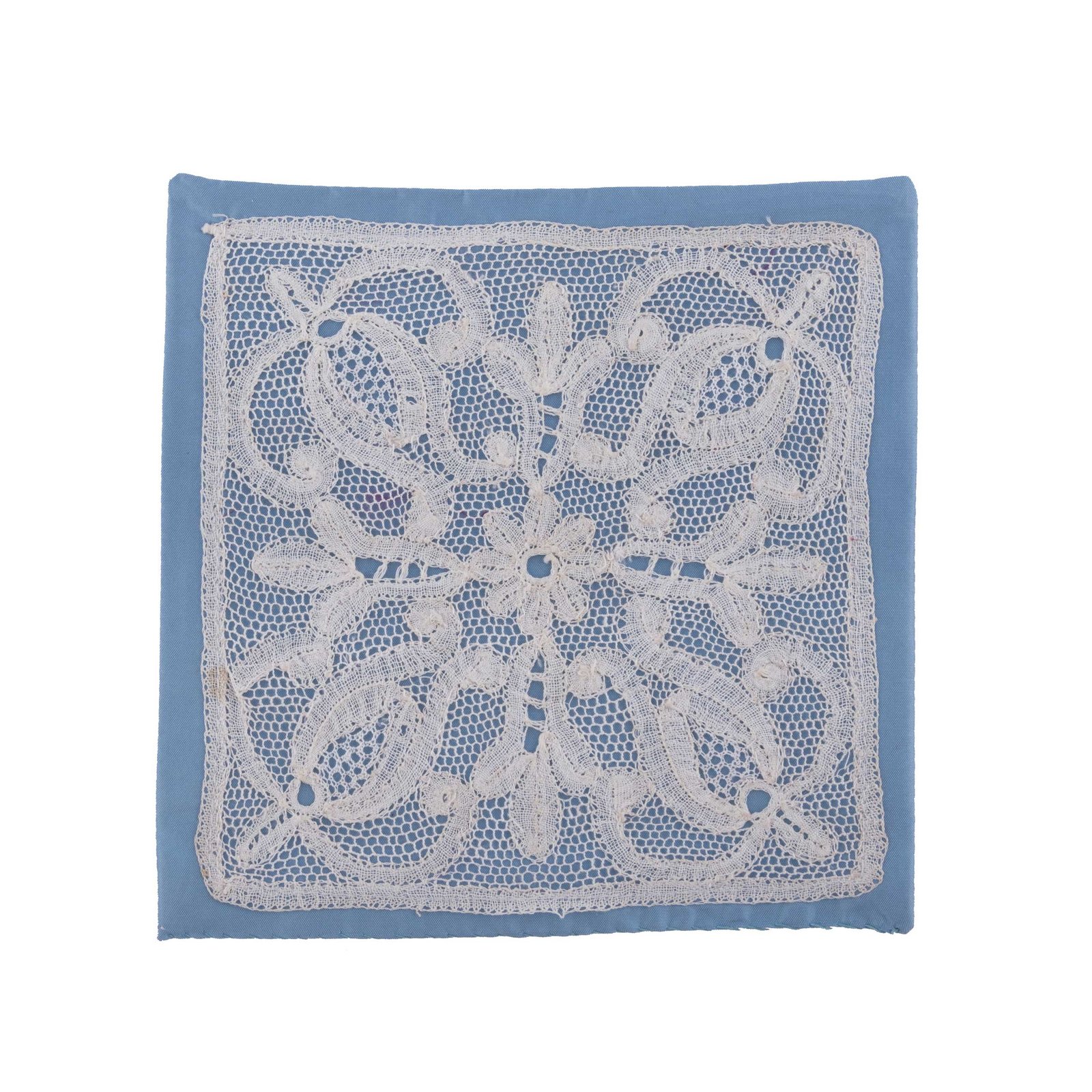 Palla con Merletto Antico: un drappo quadrato blu con al centro un intricato disegno floreale in pizzo bianco.