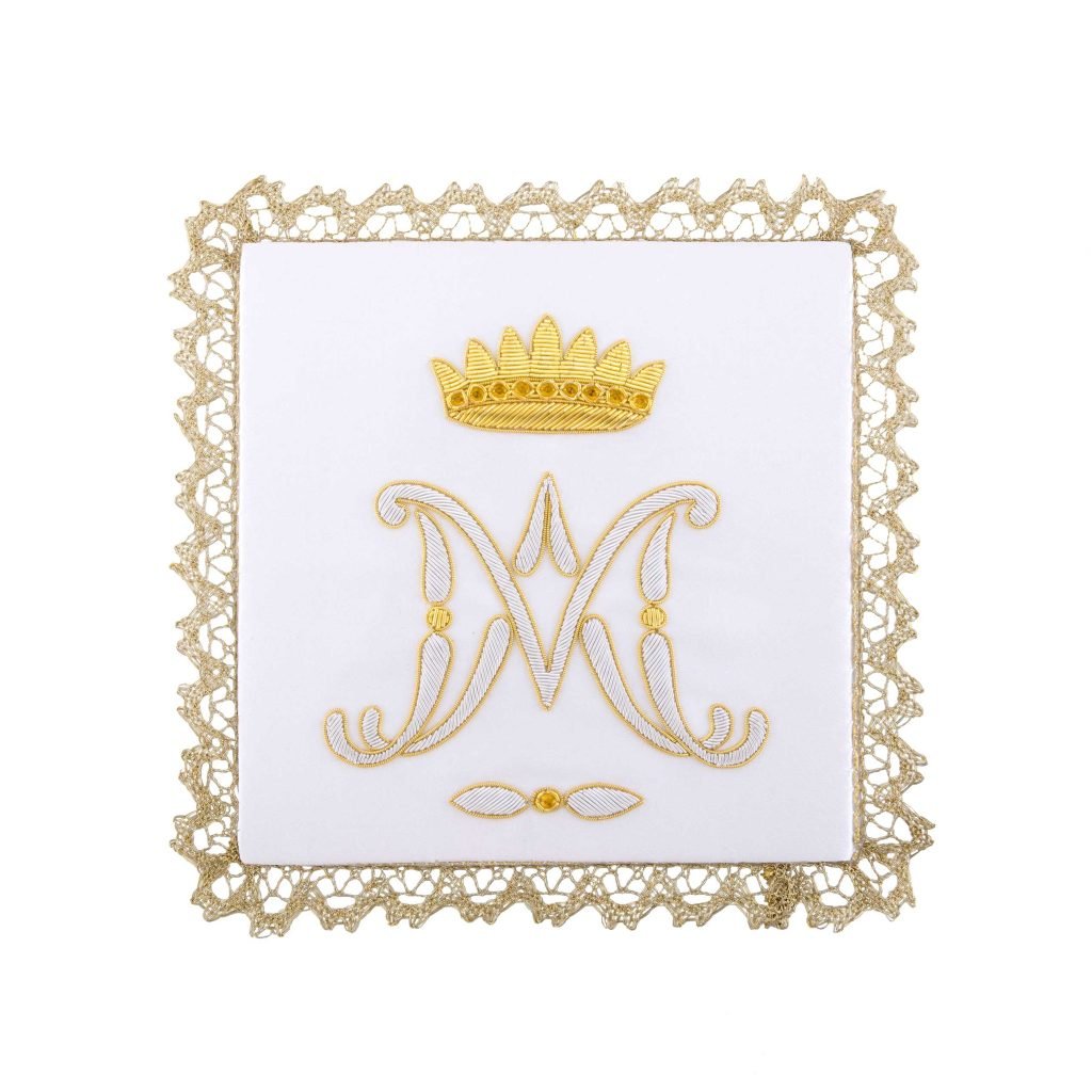 Palla quadrata bianca con Ricamo Mariano caratterizzata da un bordo in pizzo dorato, una corona ricamata in oro e una lettera M ornata in oro al centro.