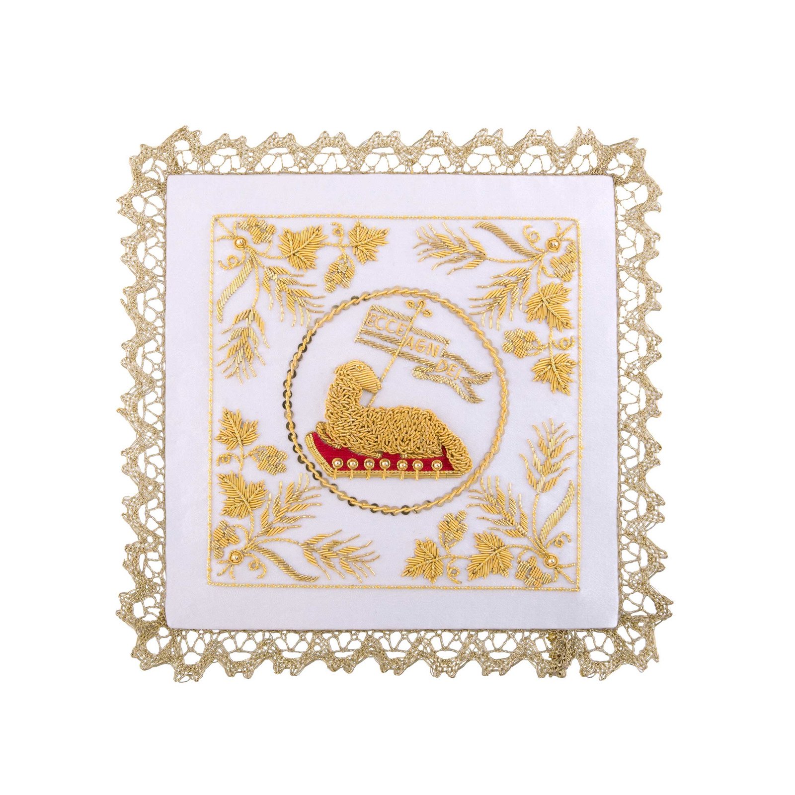 La Palla con Agnus Dei è un drappo bianco quadrato con bordi in pizzo dorato e un agnello ricamato in oro che regge una bandiera al centro.