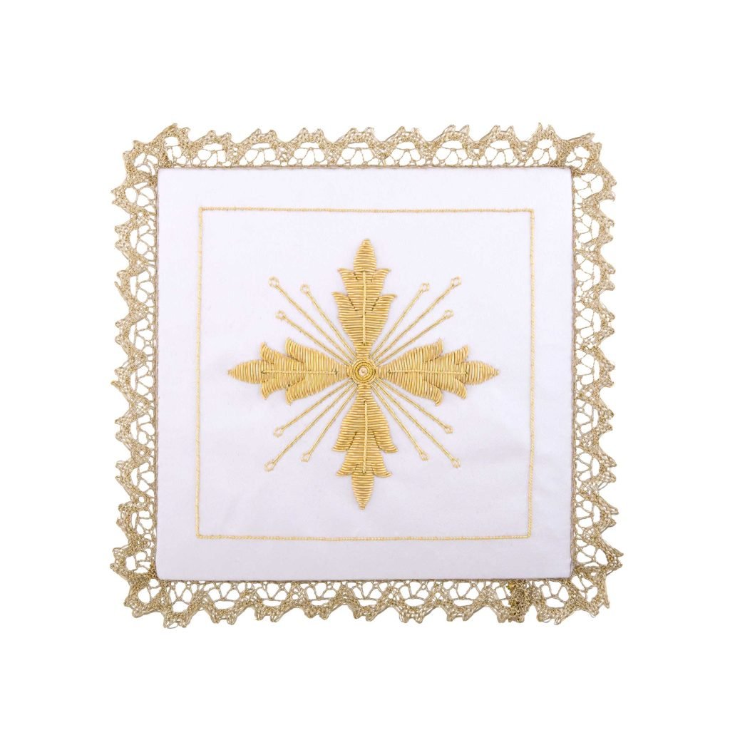 La Palla con Foglie a Raggiera presenta un tessuto bianco, una croce ricamata in oro e un elegante bordo decorativo in pizzo dorato.