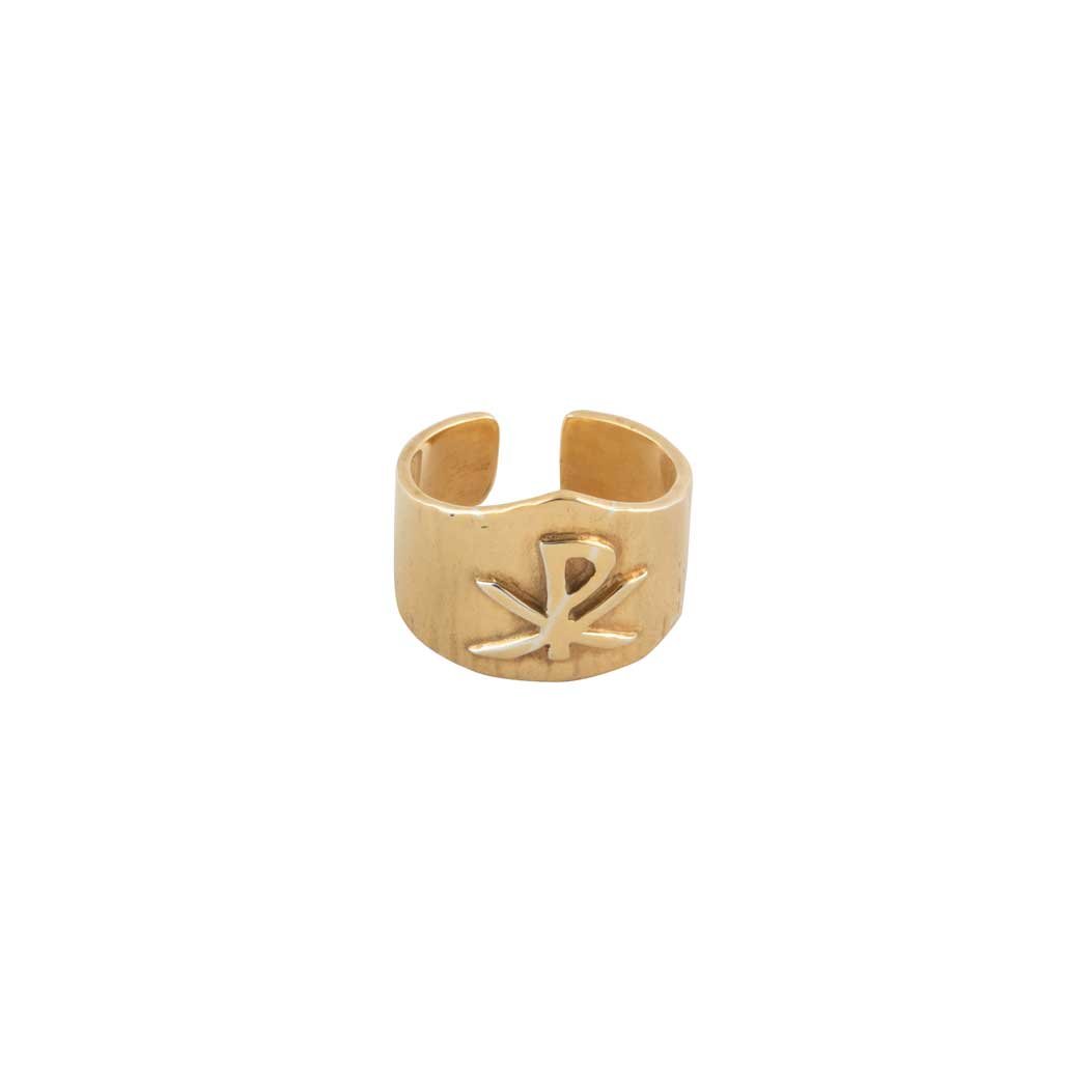 Anello con Chi Rho in Argento Dorato: anello a fascia aperta con lettera P in rilievo e disegno di foglie sul davanti.