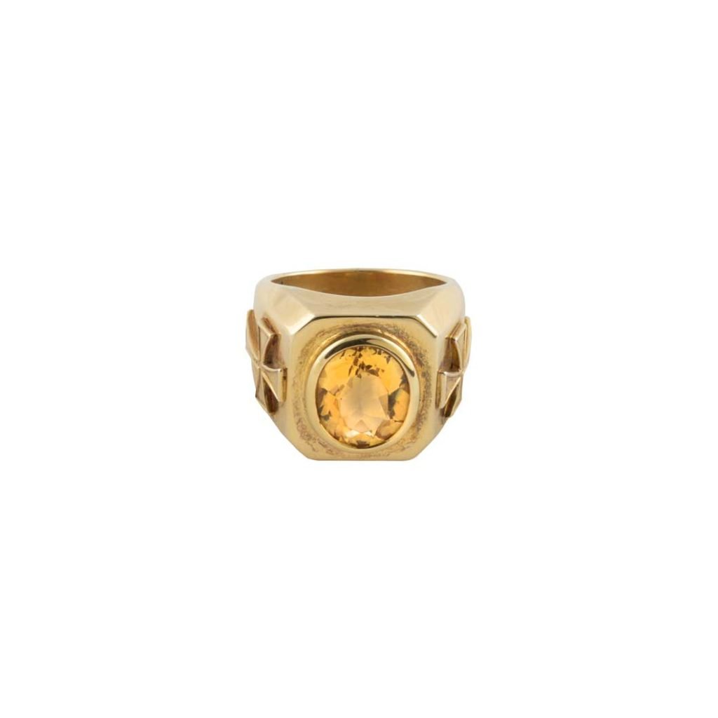 Anello con Topazio in oro con un grande topazio ovale giallo incastonato in castone quadrato e dettagli geometrici laterali.