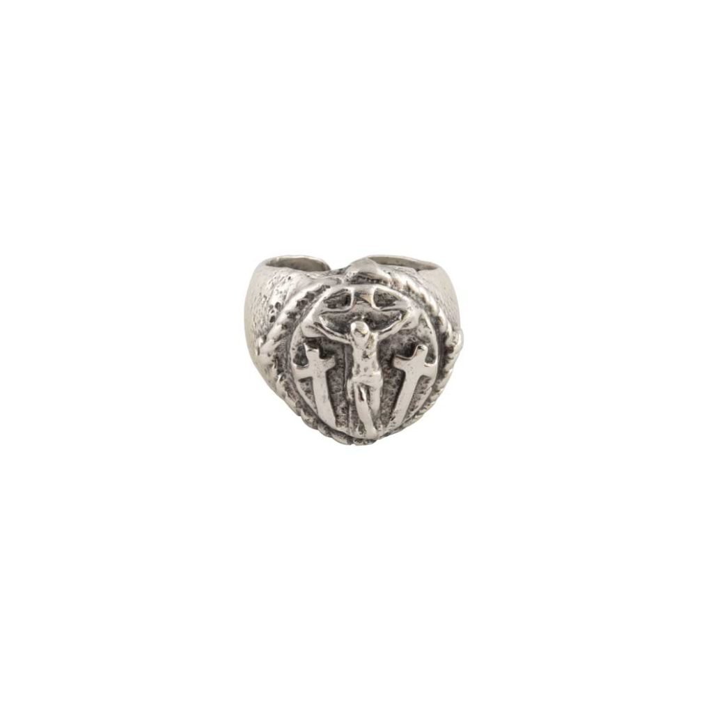 Anello Modello Calvario: anello in argento con scena di crocifissione e tre croci sul davanti.