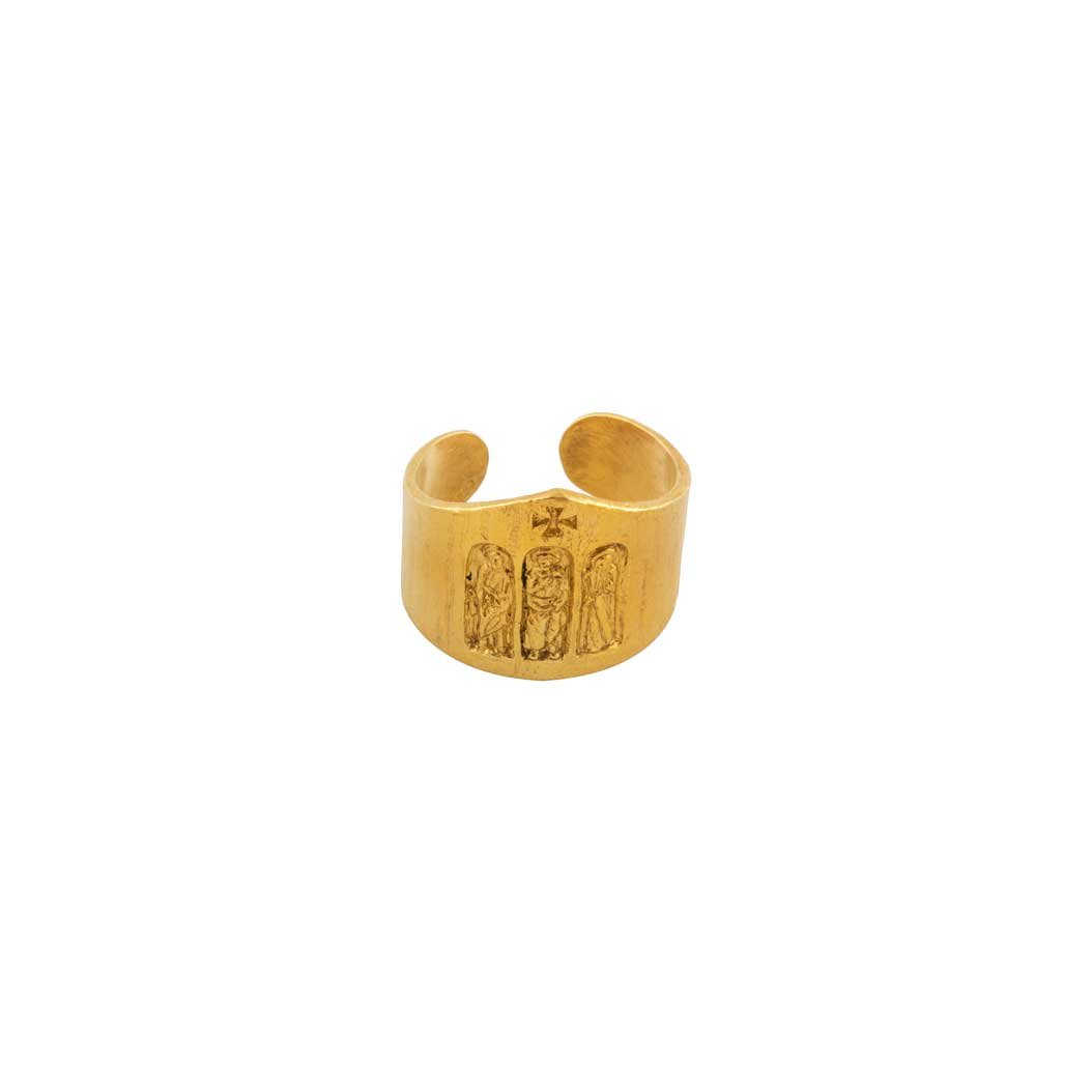 L'Anello Modello Concilio è un ampio bracciale in oro, inciso con tre figure in abito e una stella al centro, ispirata a un anello vescovile, su sfondo bianco.