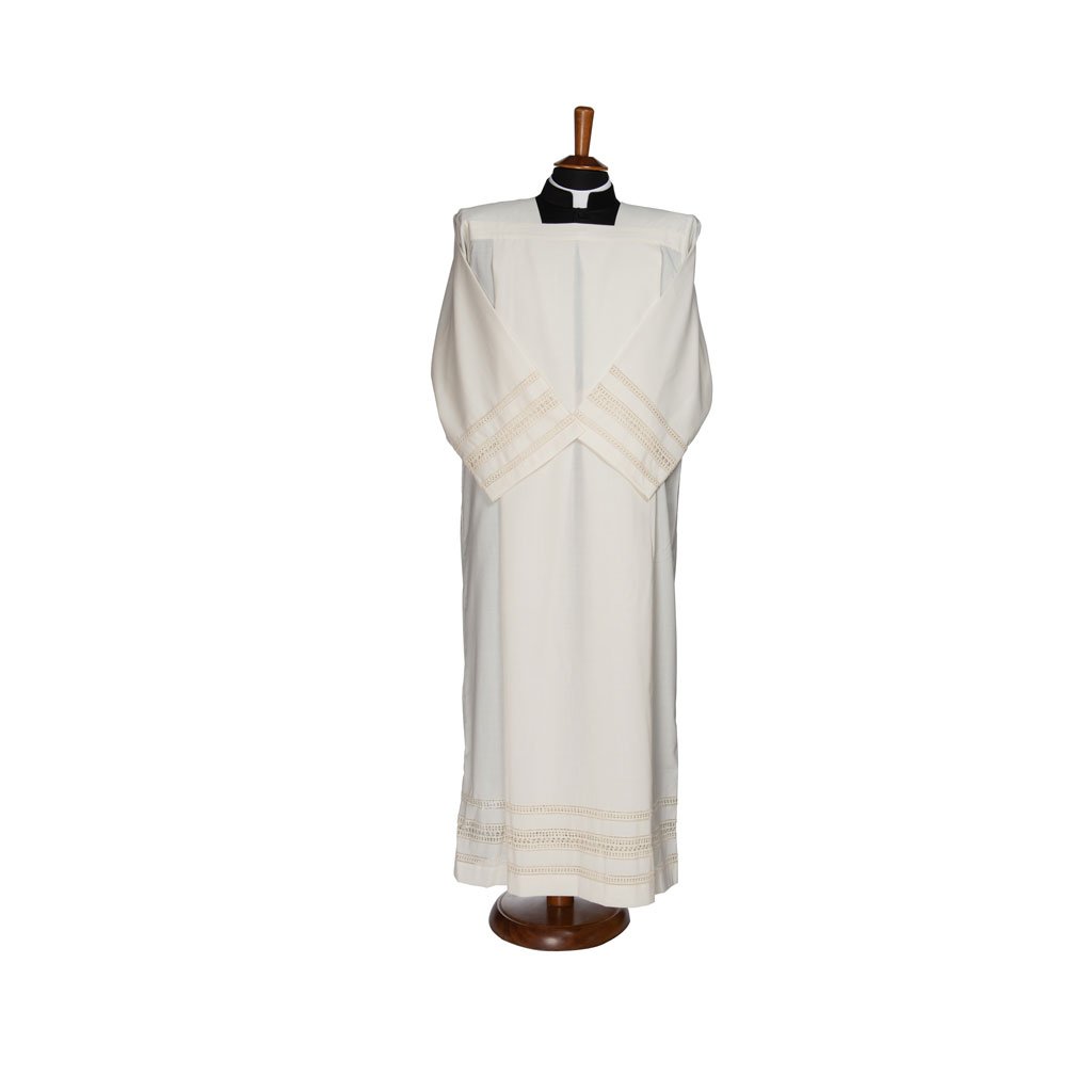 Il Camice Misto Lana Modello Papale è una veste clericale bianca con ampie maniche, realizzata in stile papale e ispirata alla Sartoria Gammarelli, esposta su un manichino di legno.